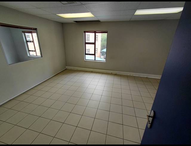 151M² OFFICE TO LET IN FOURWAYS